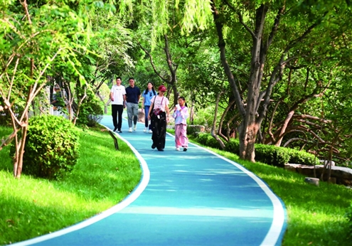 市民在泉水绿道上游玩,非常惬意